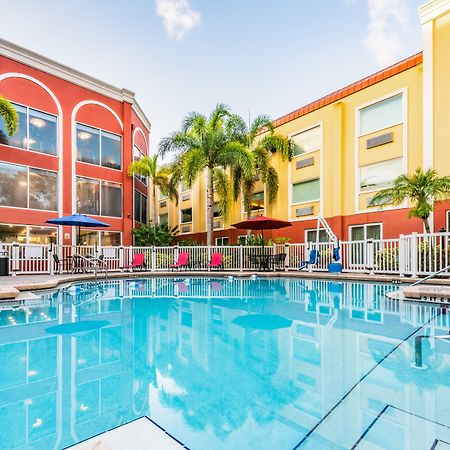 Holiday Inn Express Hotel & Suites Bradenton West By Ihg Exterior photo