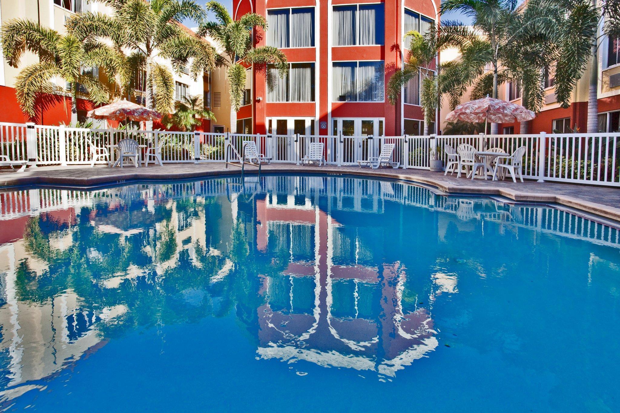 Holiday Inn Express Hotel & Suites Bradenton West By Ihg Exterior photo