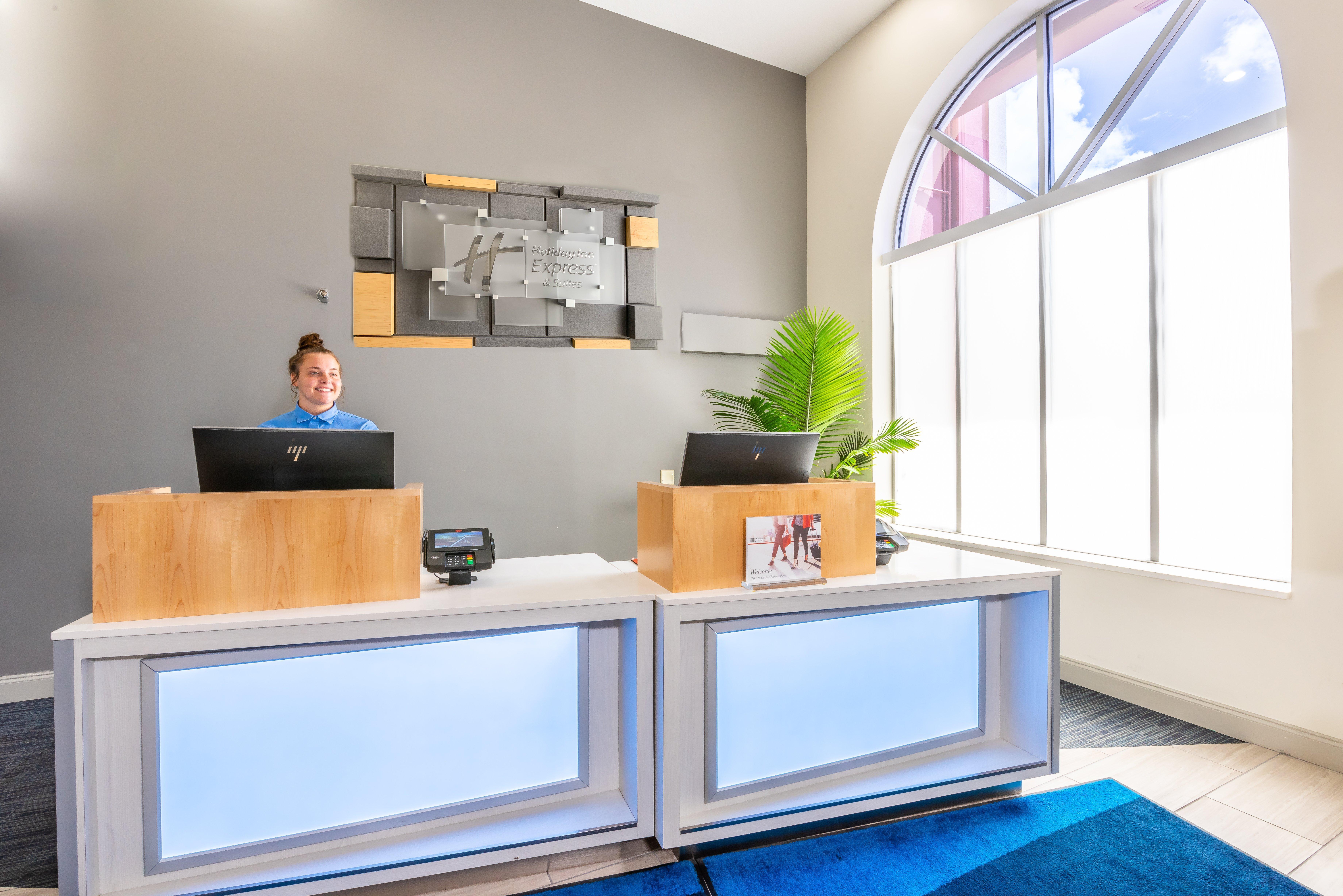 Holiday Inn Express Hotel & Suites Bradenton West By Ihg Exterior photo