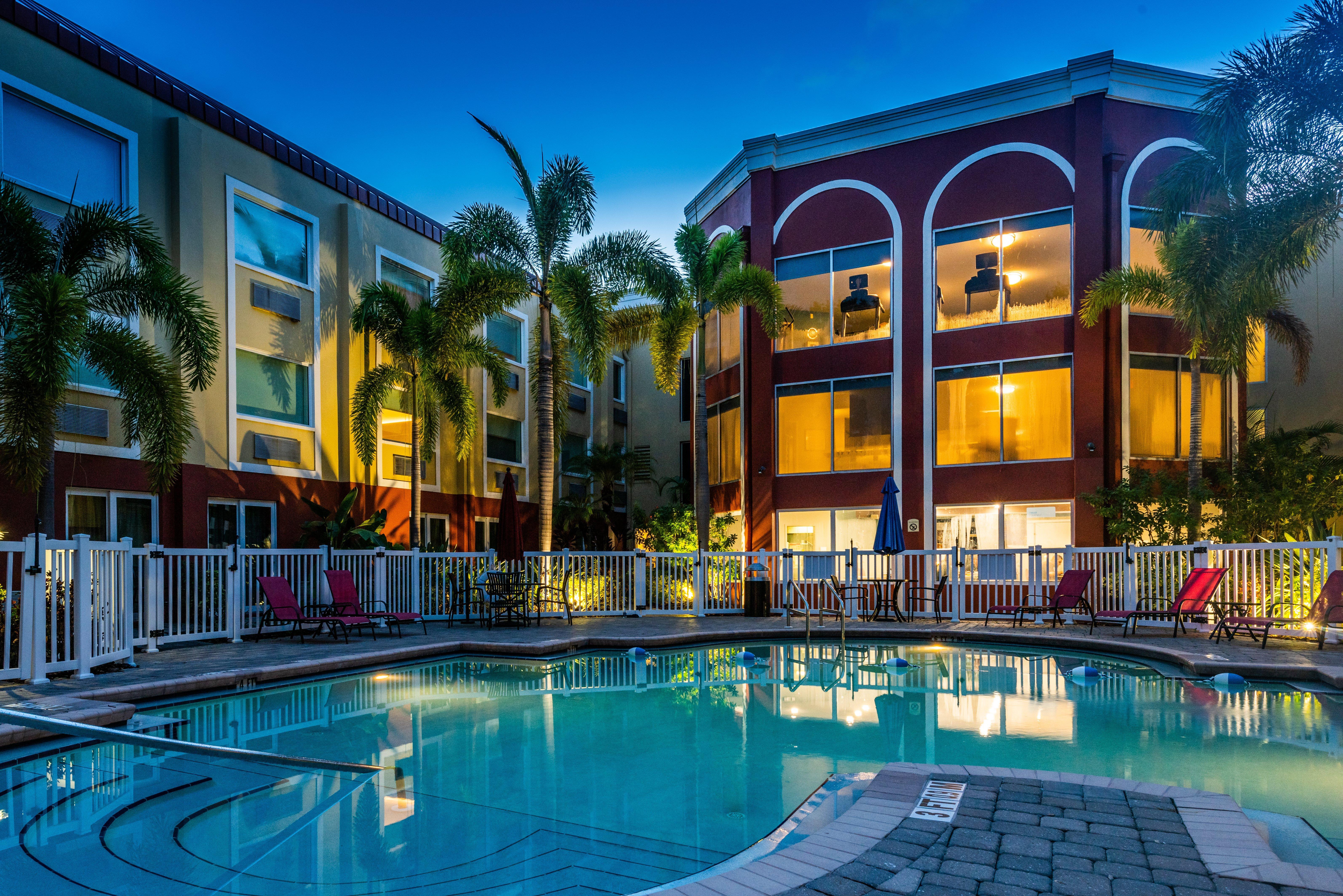 Holiday Inn Express Hotel & Suites Bradenton West By Ihg Exterior photo