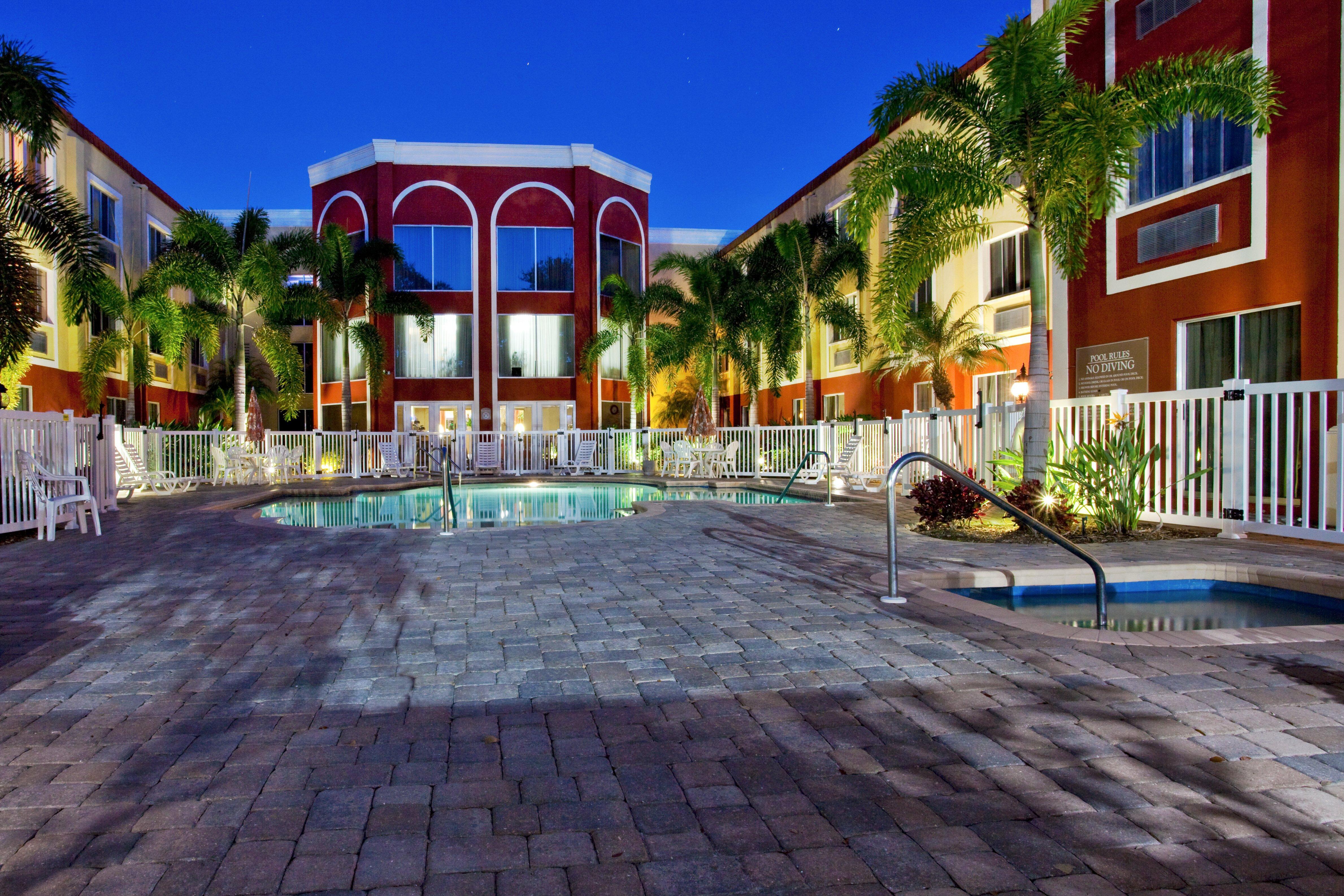 Holiday Inn Express Hotel & Suites Bradenton West By Ihg Exterior photo