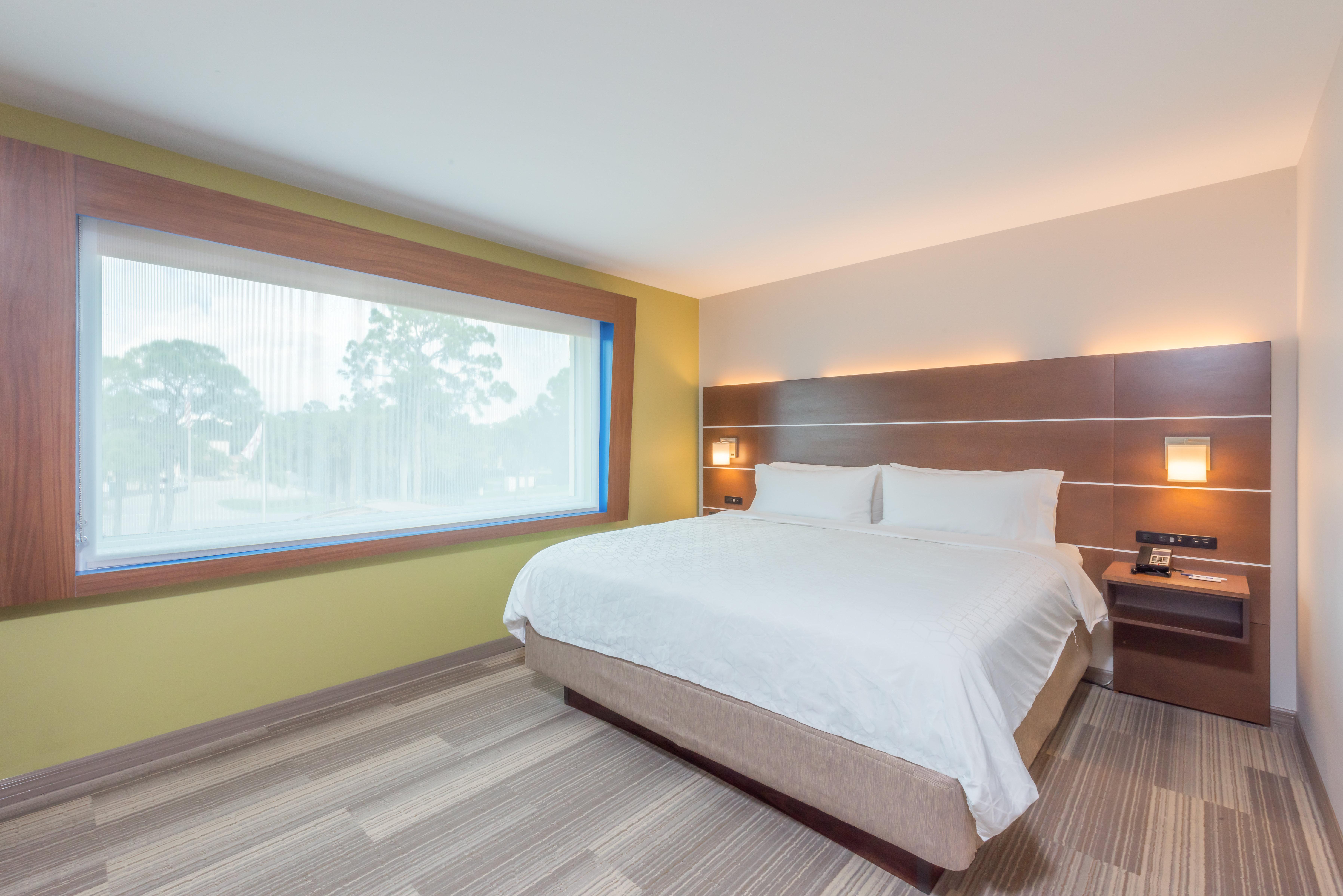 Holiday Inn Express Hotel & Suites Bradenton West By Ihg Exterior photo