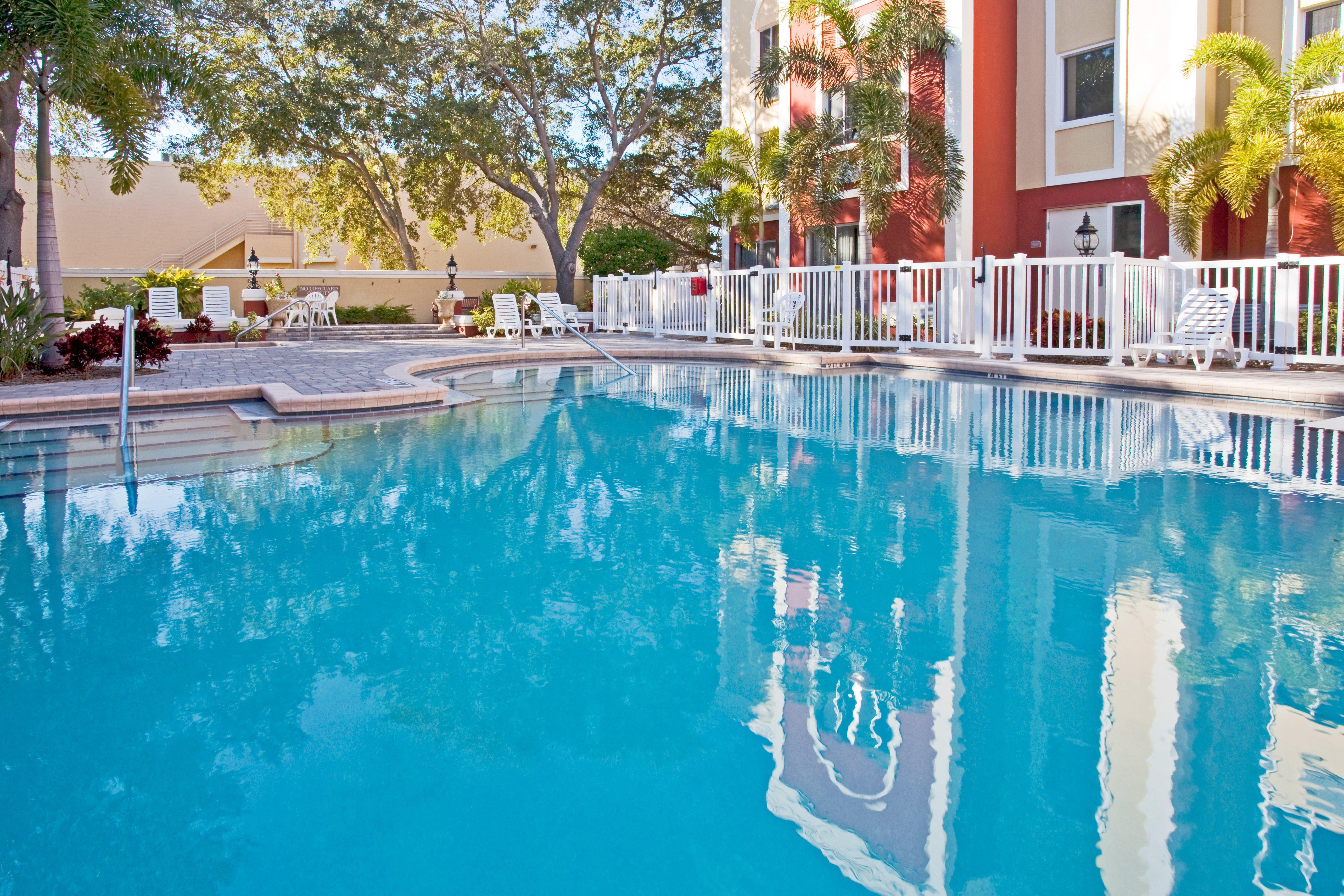 Holiday Inn Express Hotel & Suites Bradenton West By Ihg Exterior photo