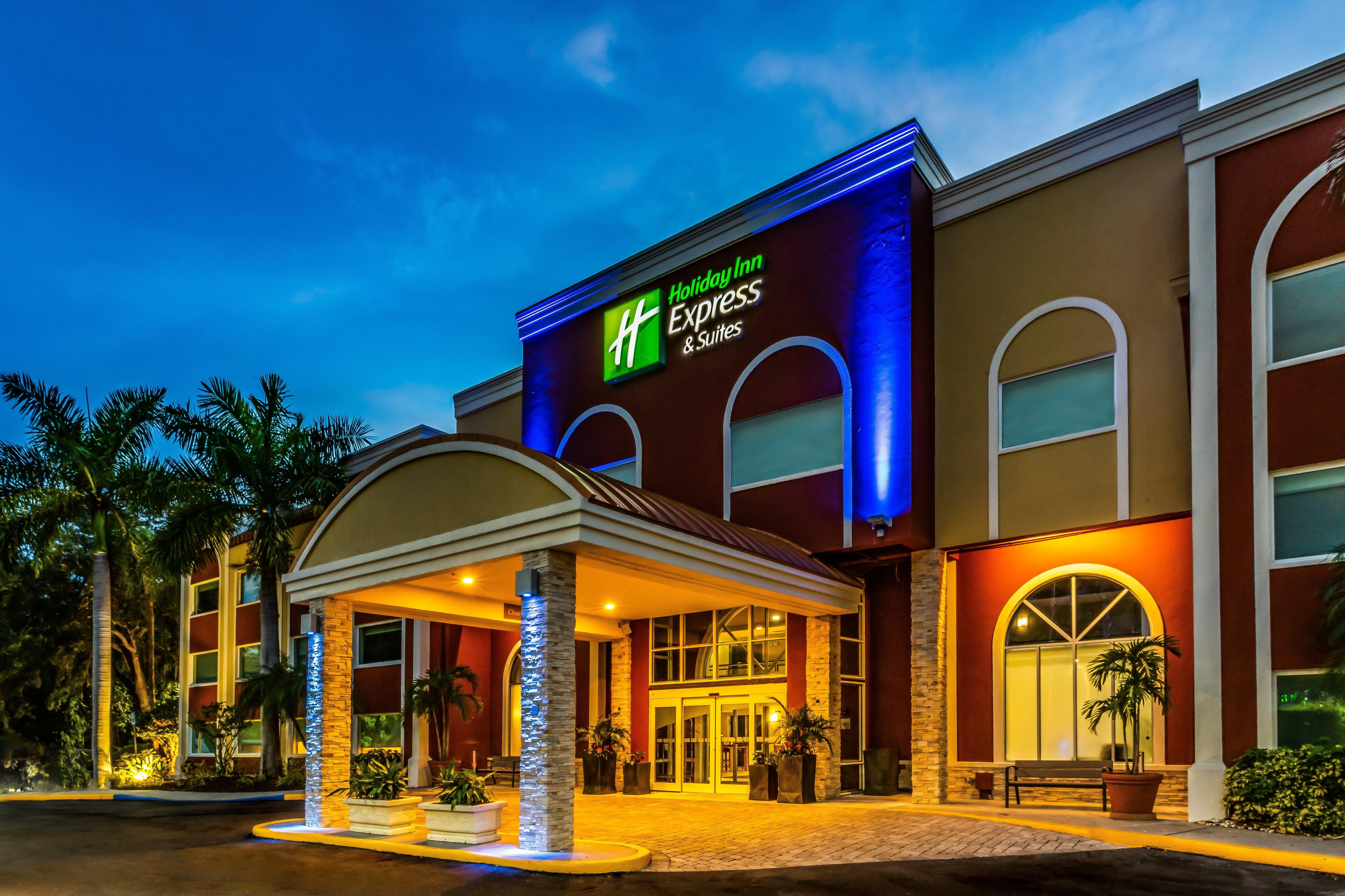 Holiday Inn Express Hotel & Suites Bradenton West By Ihg Exterior photo