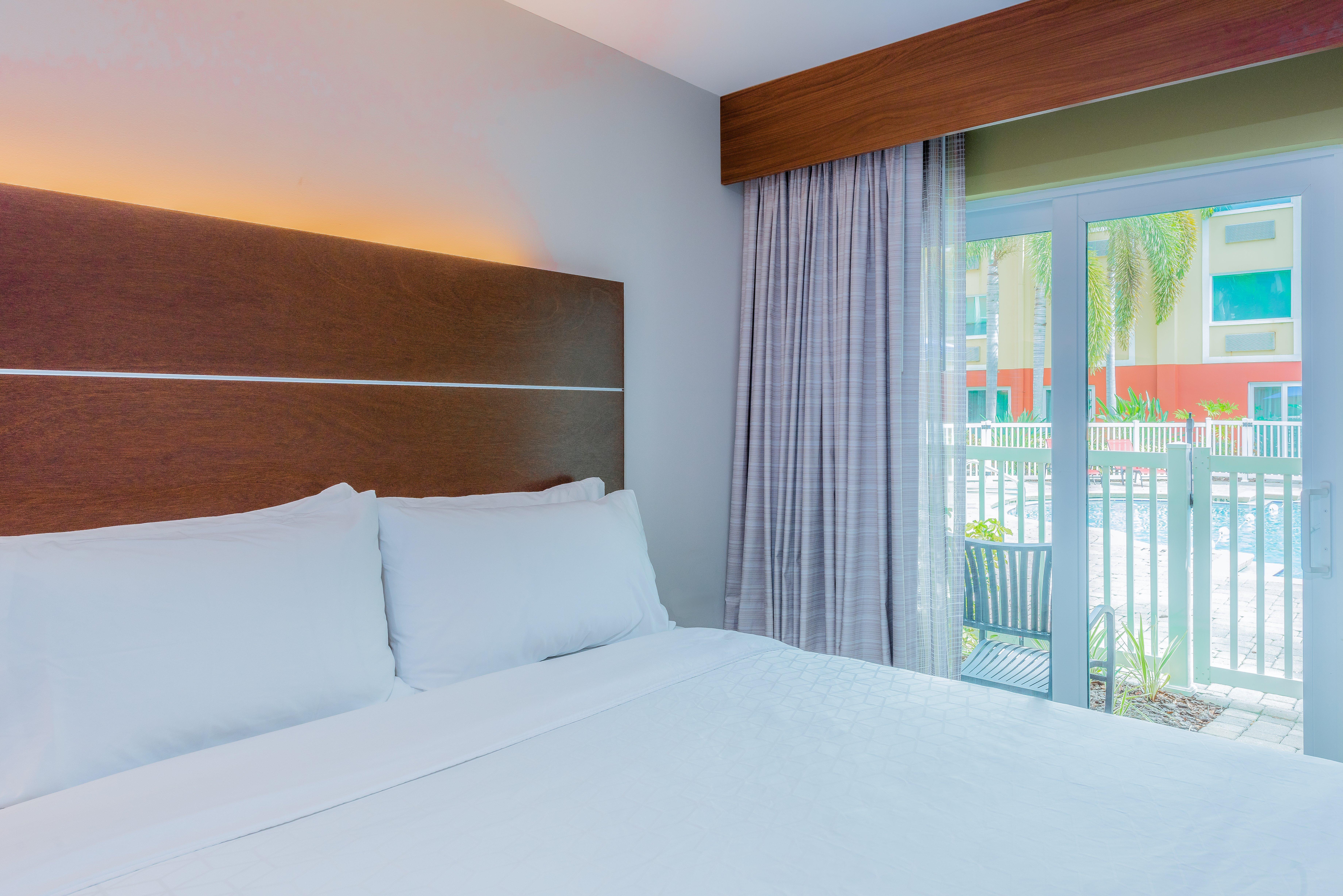 Holiday Inn Express Hotel & Suites Bradenton West By Ihg Exterior photo
