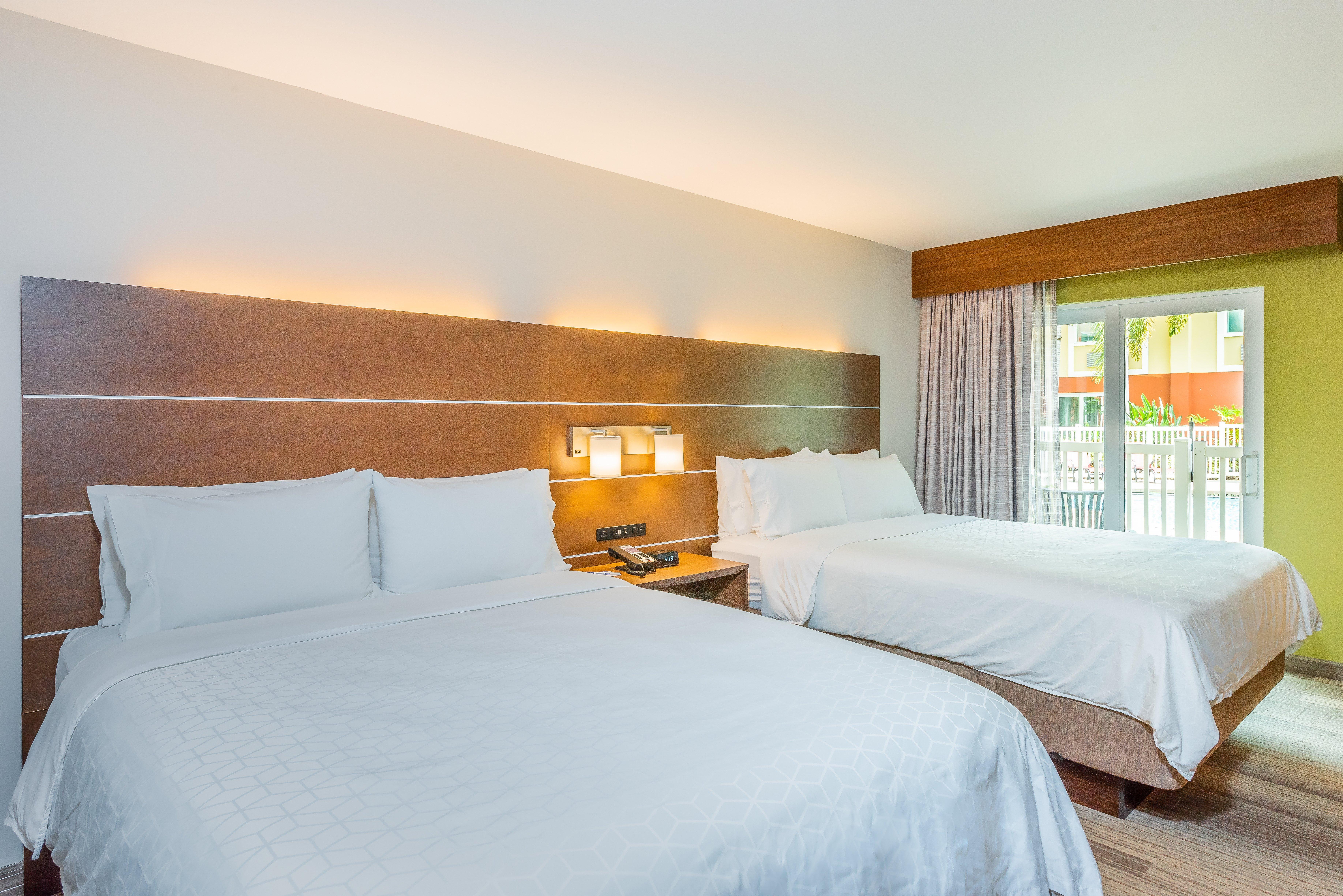 Holiday Inn Express Hotel & Suites Bradenton West By Ihg Exterior photo