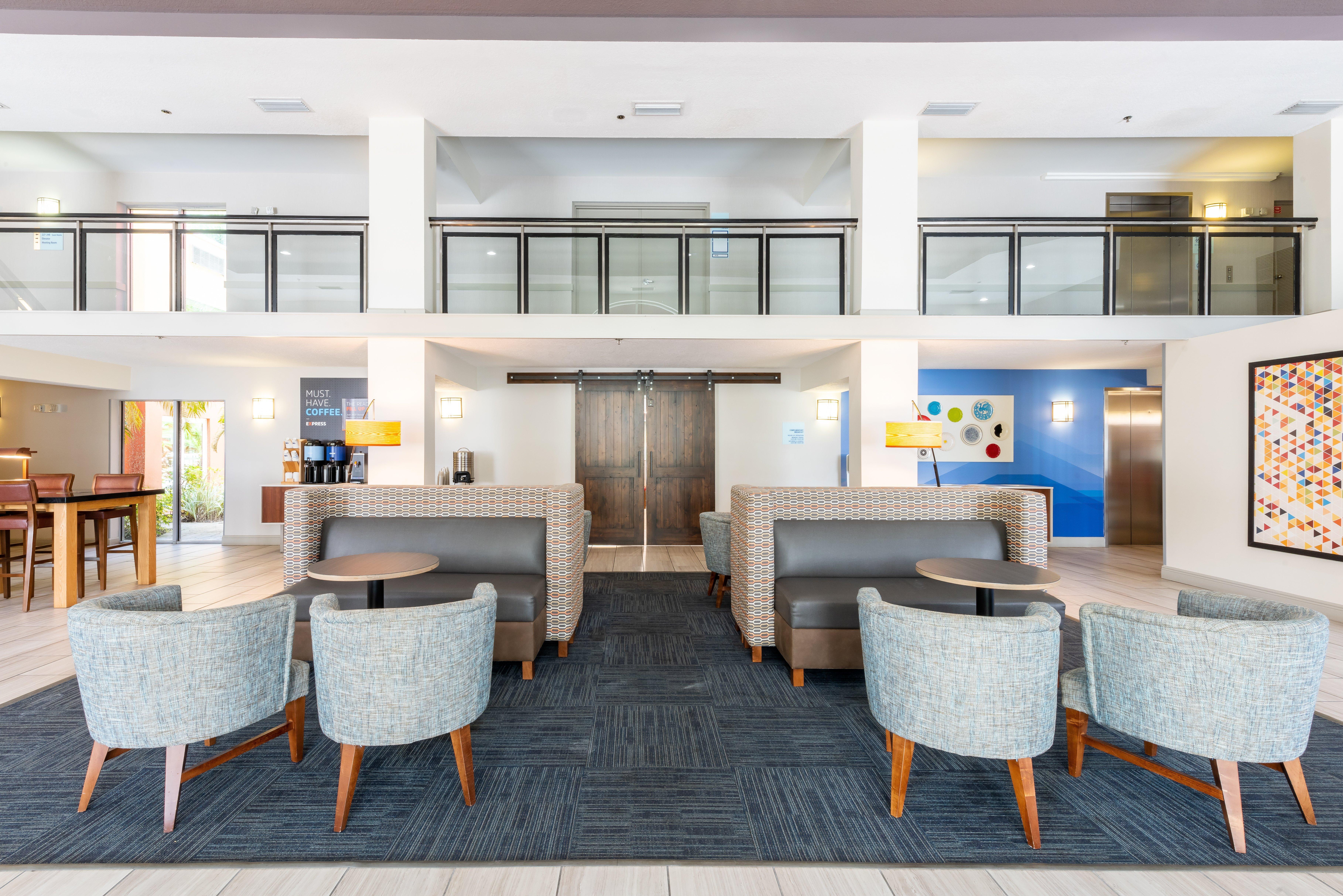 Holiday Inn Express Hotel & Suites Bradenton West By Ihg Exterior photo