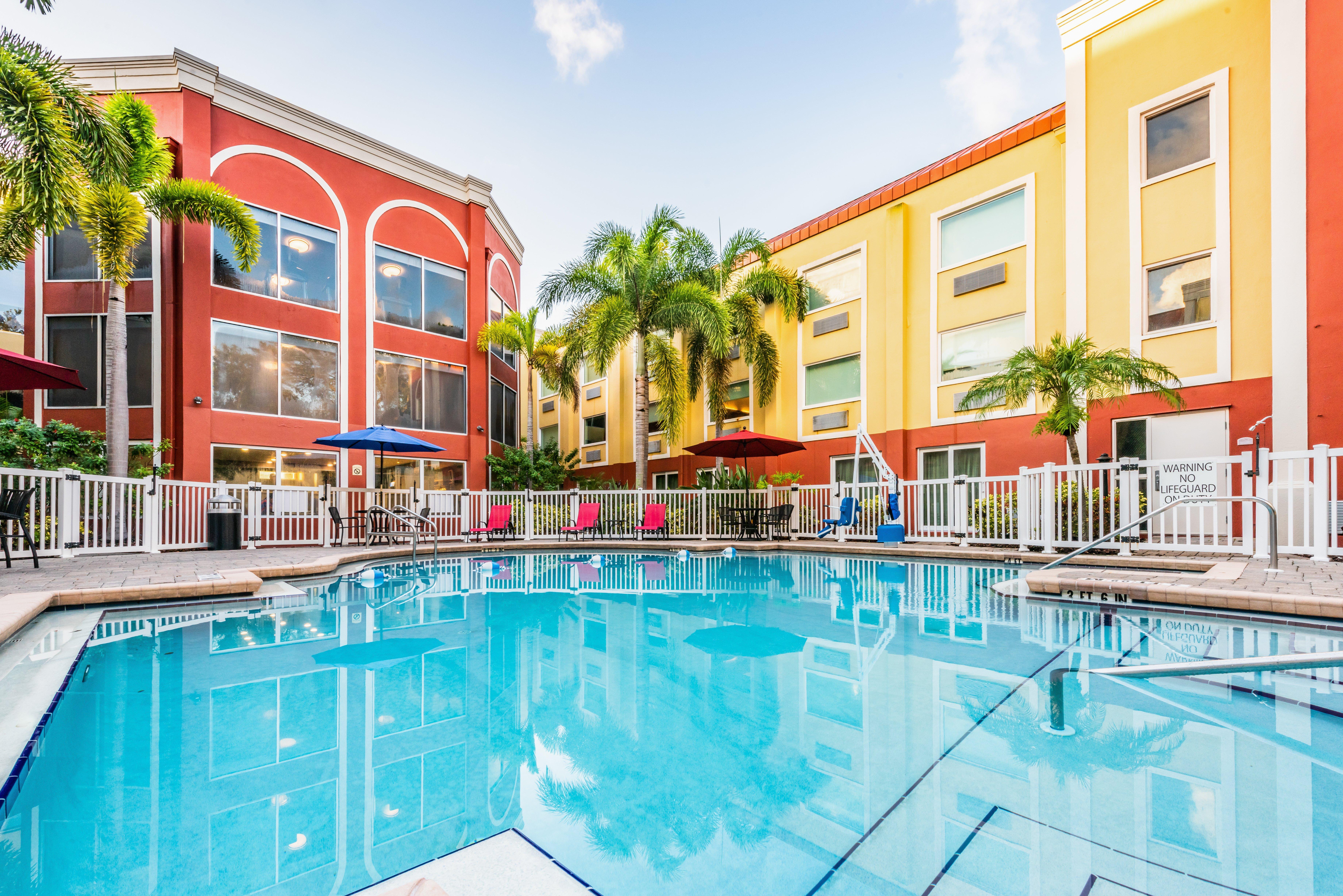 Holiday Inn Express Hotel & Suites Bradenton West By Ihg Exterior photo