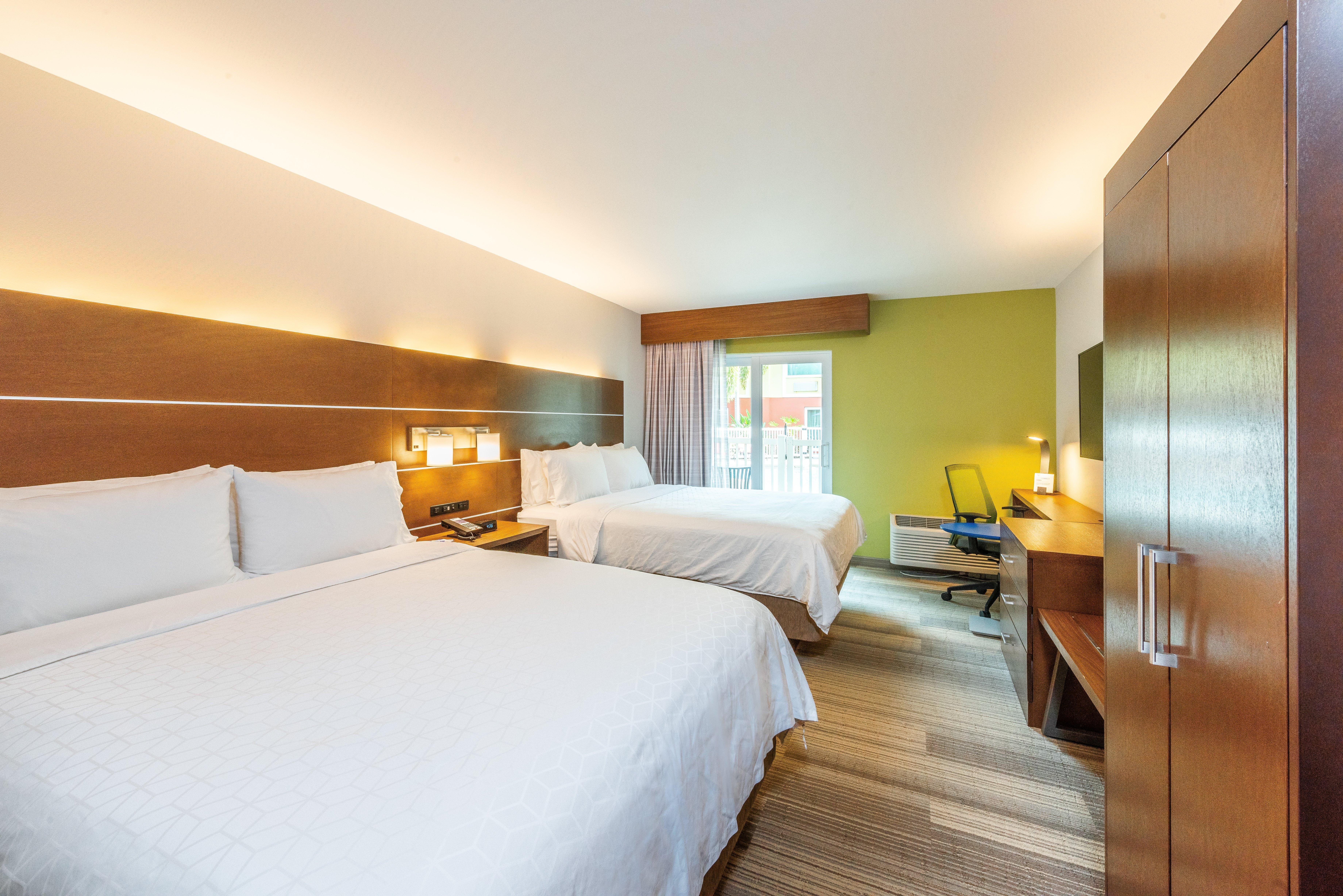 Holiday Inn Express Hotel & Suites Bradenton West By Ihg Exterior photo