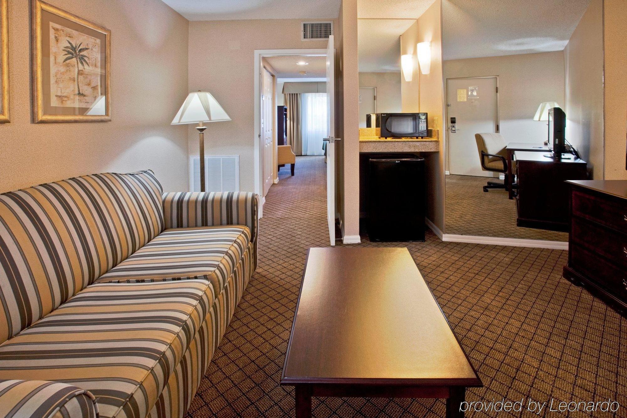 Holiday Inn Express Hotel & Suites Bradenton West By Ihg Exterior photo