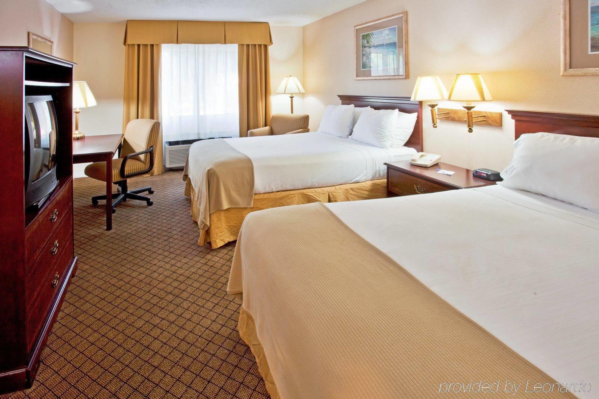 Holiday Inn Express Hotel & Suites Bradenton West By Ihg Exterior photo