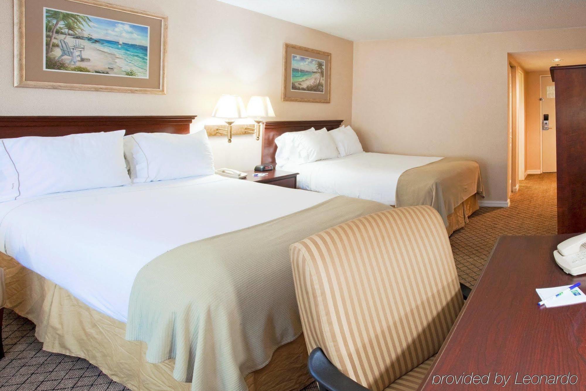 Holiday Inn Express Hotel & Suites Bradenton West By Ihg Exterior photo